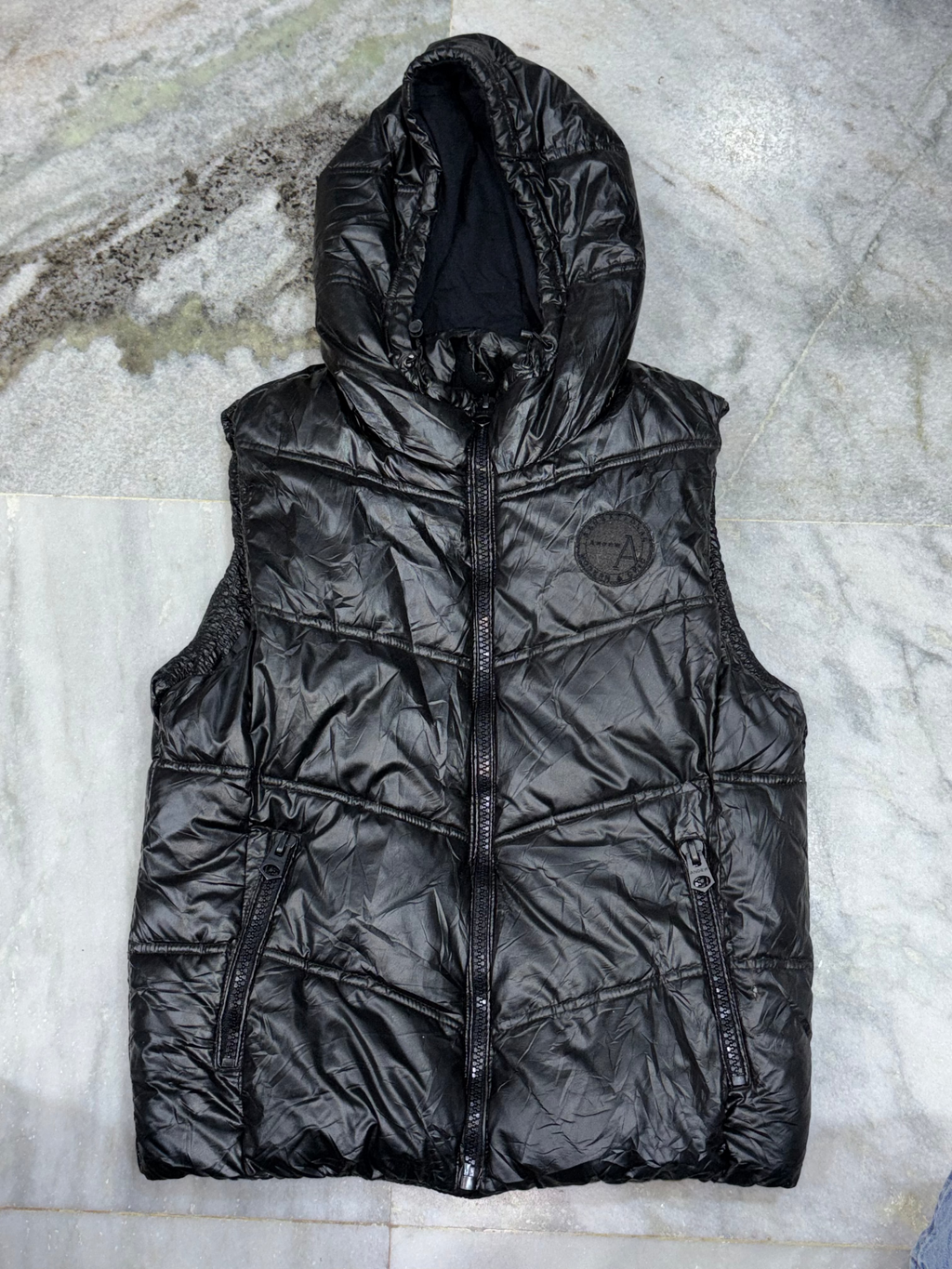 Glossy Puffer Hooded Vest with Patch Detail SIZE(M)