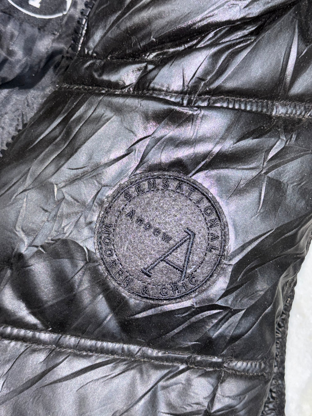 Glossy Puffer Hooded Vest with Patch Detail SIZE(M)
