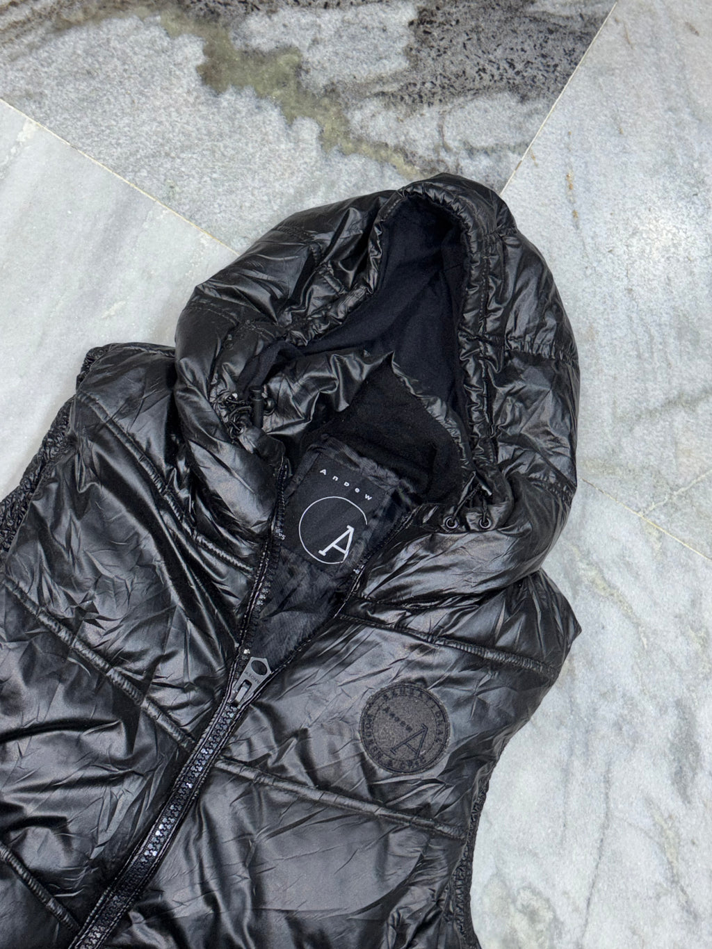 Glossy Puffer Hooded Vest with Patch Detail SIZE(M)