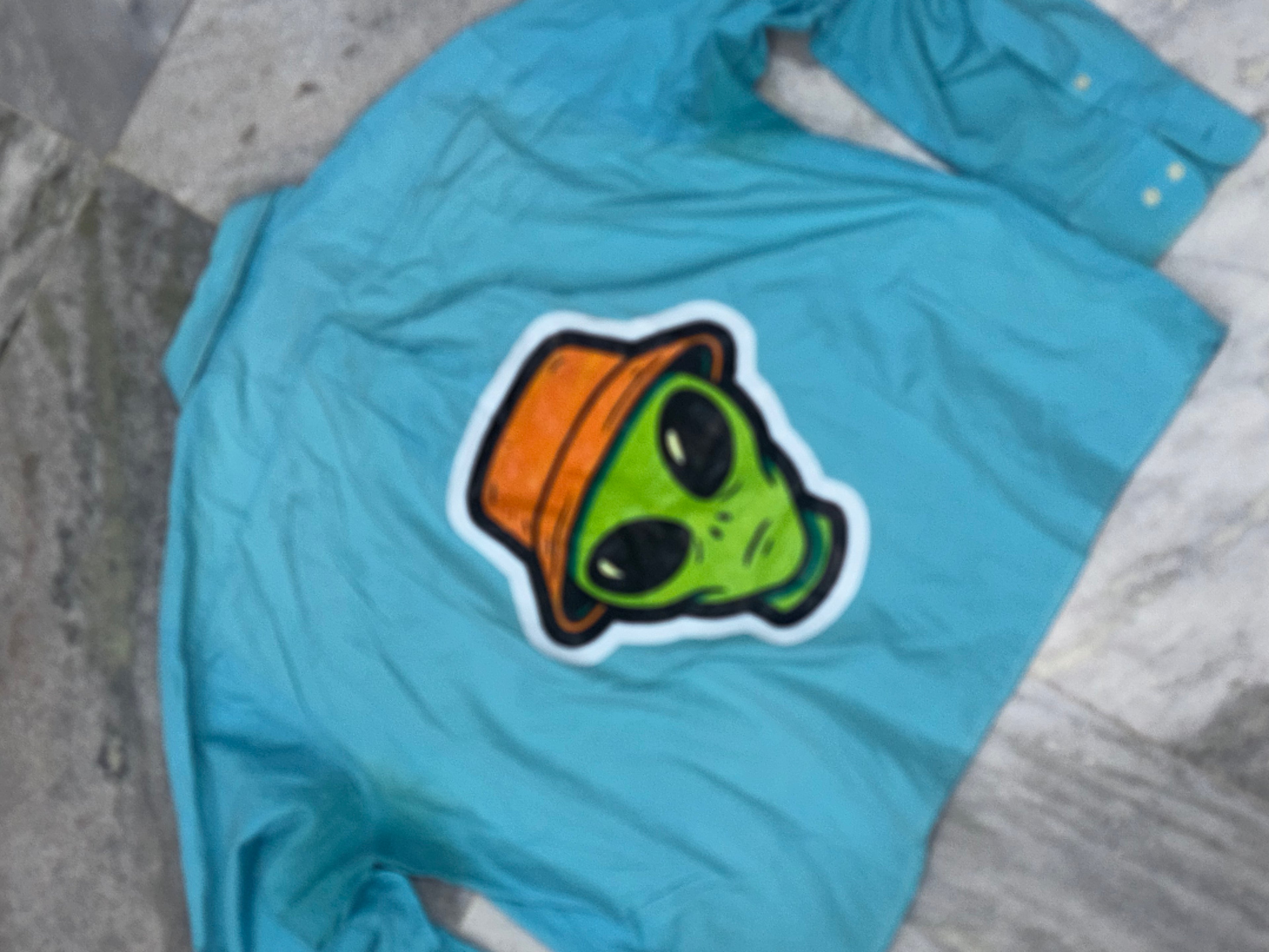 Vibrant Cyan Boxy Shirt with Alien Bucket Hat Print